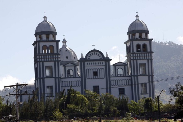 La basílica de Suyapa es moderna pintada en su totalidad en color blanco.
