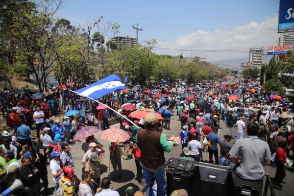 Manifestaciones por segundo día contra ley de educación y salud en Honduras