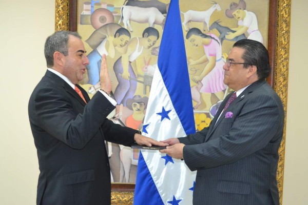 Juramentan nuevo embajador de Honduras ante la Unión Europea
