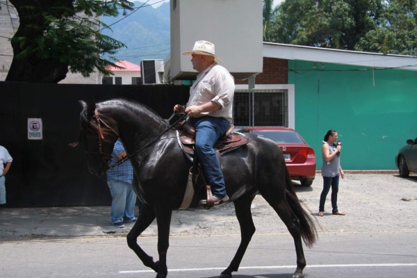 Desfile hípico de la Agas encanta a los sampedranos