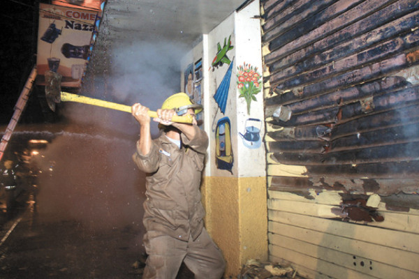 Arden dos comerciales