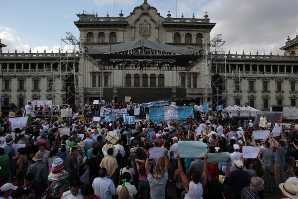 Miles vuelven a marchar por la renuncia de Otto Pérez Molina
