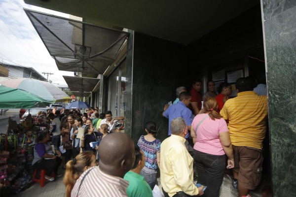 Caos en oficinas de Migración por suspensión de pasaportes en San Pedro Sula