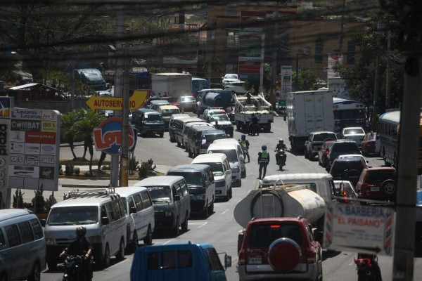 Protesta de buses 'brujos” causa caos vial en la capital