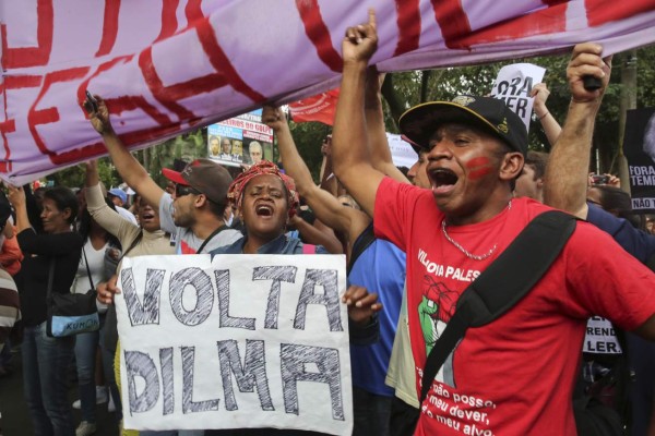 BRA56. SAO PAULO (BRASIL), 22/05/2015.- Militantes del Movimiento de los Trabajadores Sin Techo (MTST) protestan hoy, domingo 22 de mayo de 2016, en contra el Gobierno del mandatario interino brasileño, Michel Temer, en Sao Paulo (Brasil). Temer asumió el poder el pasado 12 de mayo después de que Dilma Rousseff fuera suspendida del cargo por el Congreso. EFE/Sebastião Moreira