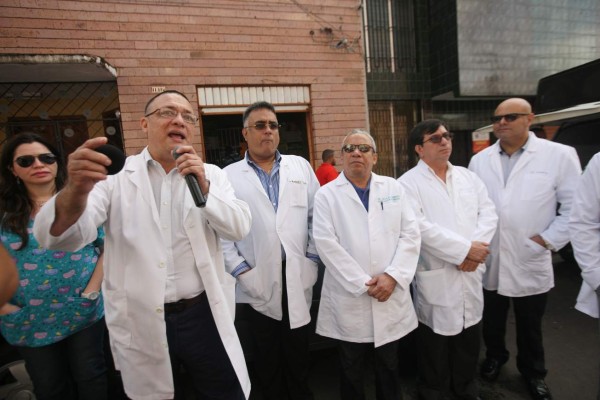 Deben sueldo a unos 300 médicos