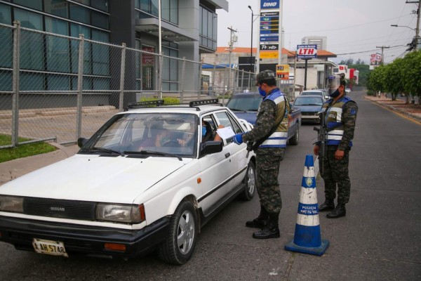 Taxistas piden reanudar operaciones para mantener a sus familias