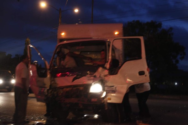 Choque entre camiones deja dos heridos en San Pedro Sula