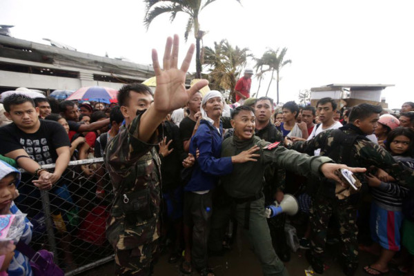 Filipinas: Miles buscan agua en medio de los cadáveres y el desastre