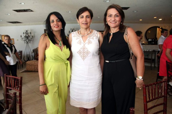 Damas se reunen para el esperado almuerzo solidario