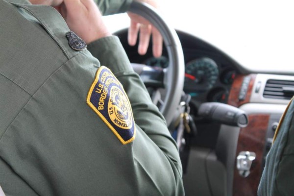 Detienen en Arizona a 32 migrantes que viajaban en camión refrigerado