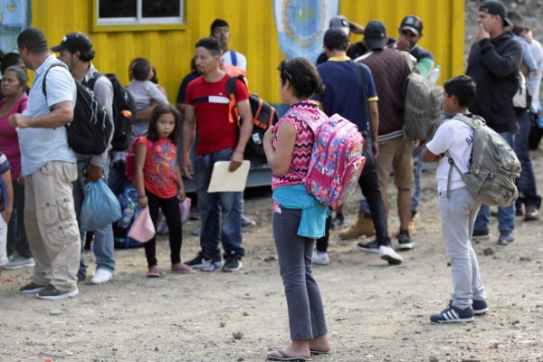 Centenares de migrantes hondureños continúan la caravana rumbo a EEUU
