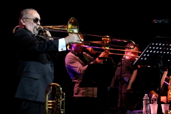 MEX29 - GUADALAJARA (MÉXICO), 29/06/17.- El cantante, compositor y músico de salsa Willie Colón presenta su espectáculo Tour 50 Aniversario hoy, jueves 29 de junio de 2017, el estadounidense asistió al teatro Diana ante cientos de seguidores para deleitar con sus principales éxitos en Guadalajara (México). EFE/Ulises Ruiz Basurto