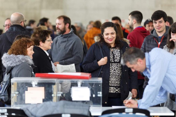España vota en masa, con el socialista Sánchez favorito y la extrema derecha al acecho