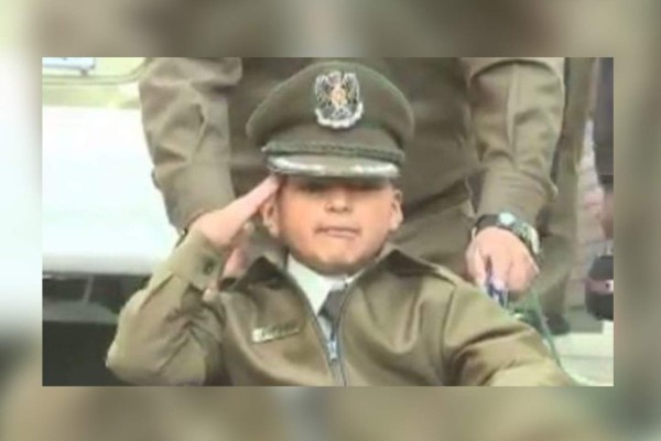 Niño con cáncer cumplió su sueño y se convirtió en policía a los 9 años
