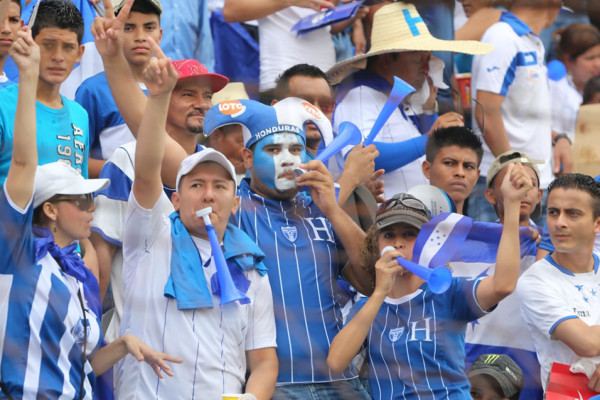 La afición hondureña nunca le falla a la Bicolor