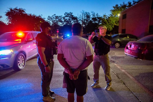 Pese a pandemia, ICE retoma redadas y detiene a 2,000 indocumentados