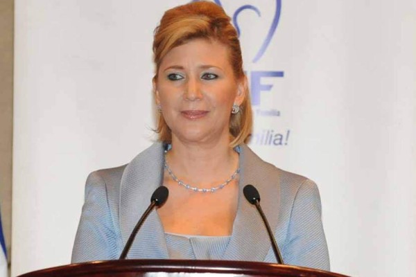 Ex primera dama salvadoreña es procesada por blanqueo y agrupaciones ilícitas