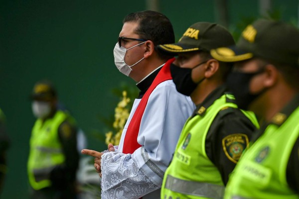 Colombia llega al centenar de muertos por COVID-19 y supera los 2.700 casos