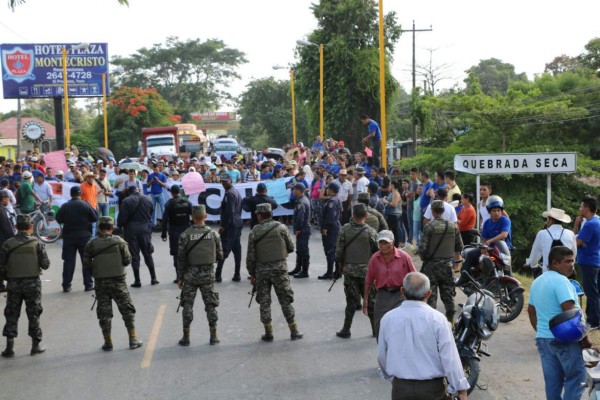 Campesinos se toman carreteras en Honduras