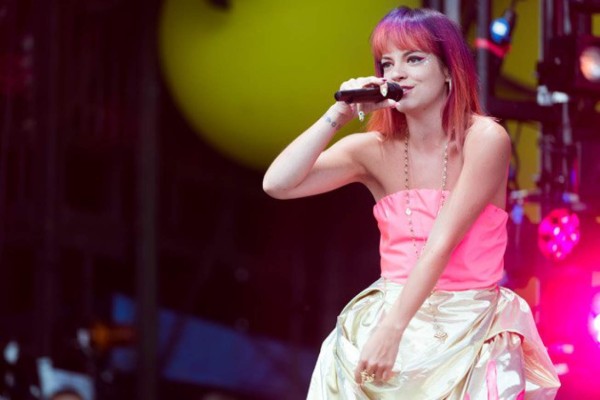 Lily Allen está desenfrenada por el alcohol y las fiestas
