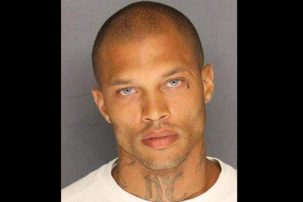 Foto policial de un detenido en EUA arrasa en Facebook