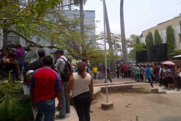Largas filas para solicitar partidas de nacimiento en San Pedro Sula