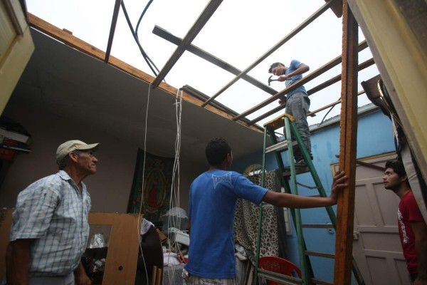 Lluvias con fuertes vientos y granizo dejan daños en Tegucigalpa