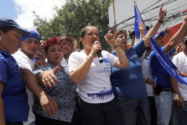 Nacionalistas celebran superar meta de 1.5 millones de firmas por la reelección