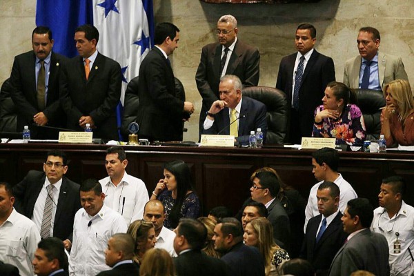 Por un voto, parlamentarios se fueron a los empujones