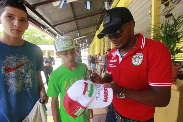 Jugadores del Marathón compartieron con los escolares de la Paz Barahona