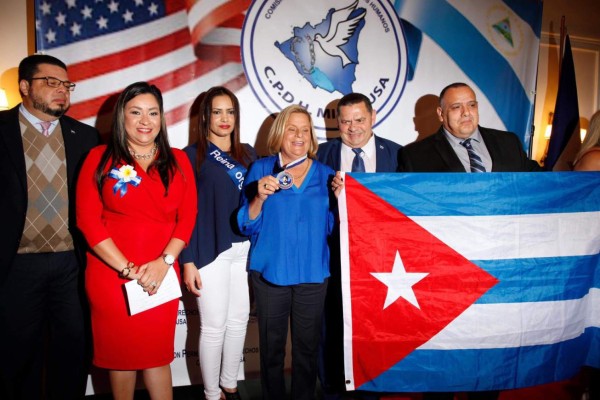 Nicaragüenses y hondureños homenajean a Ileana Ros-Lehtinen