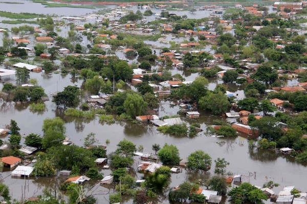 Más de 150,000 evacuados en el cono sur por inundaciones
