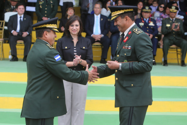 Nueva cúpula militar asume mando en FF AA