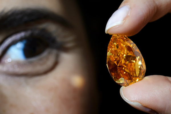 El mayor diamante naranja del mundo vendido por 31.5 millones de dólares