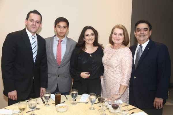El Club Rotario San Pedro Sula celebra la entrega del Pin Paul Harris