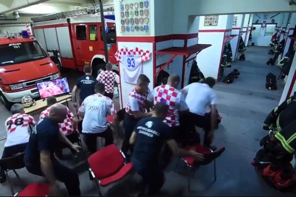 Video: Bomberos croatas se pierden el penal de Rakitic para apagar un incendio