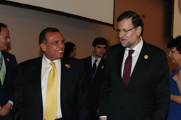 Lobo pide colaboración ante la delincuencia organizada que afecta a Honduras