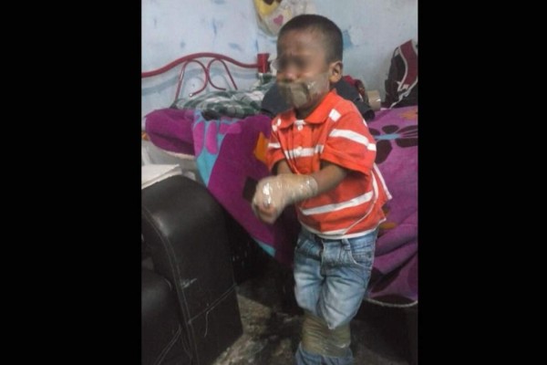 Amarra a su hijo con cinta adhesiva y lo exhibe en las redes