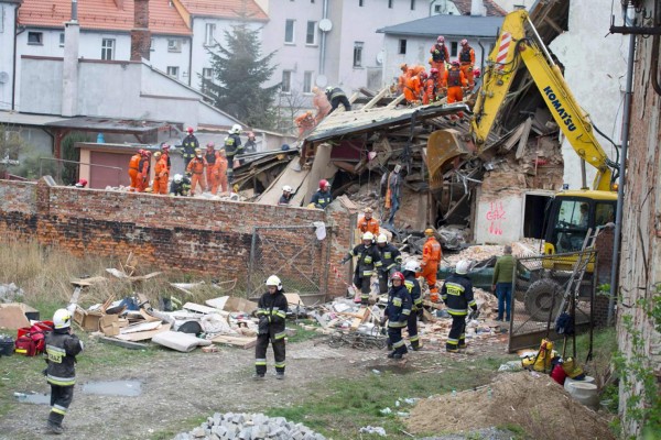 Tres muertos y al menos cuatro desaparecidos al caer un edificio en Polonia