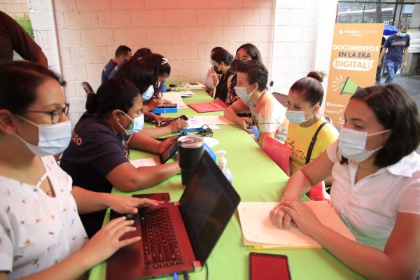 Aspirantes de todo el valle de Sula abarrotan feria laboral