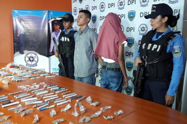 Caen dos jóvenes con gran cantidad de supuesta droga en San Pedro Sula