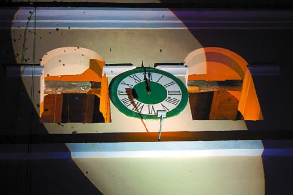 El reloj es de la época colonia.