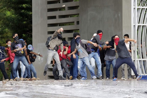 Rectora: la Resistencia llevó gente violenta a las protestas