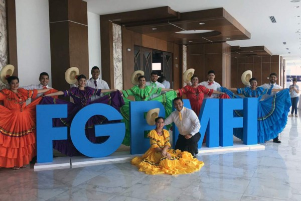 Con danzas dan la bienvenida a participantes de convención mundial de Fihnec