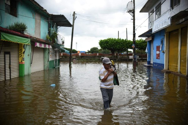 -FOTODELDIA- MEX61. MINATITLAN (MÉXICO), 06/10/2017.- Un hombre camina hoy, viernes 6 de octubre de 2017, por calles inundadas del municipio de Minatitlan, al sur del estado de Veracruz (México). La tormenta tropical Nate se fortaleció rumbo a la Península de Yucatán, en México, después de que sus lluvias torrenciales dejaran un saldo de al menos 23 muertos en Centroamérica, informó hoy el Centro Nacional de Huracanes (CNH) de EE.UU. Tras fortalecerse en las últimas horas y adquirir mayor velocidad de traslación, Nate se encuentra a 175 millas (280 kilómetros) al sursureste Cozumel, en México, país que podría alcanzar esta tarde. EFE/Ángel Hernández