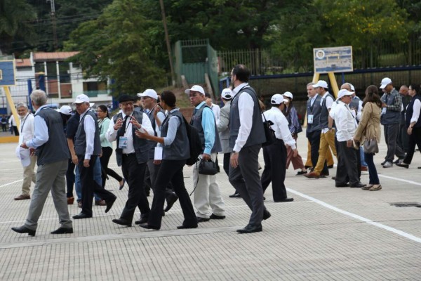 Los observadores comenzaron sus labores desde las primeras horas de la mañana en las 17,500 mesas electorales.