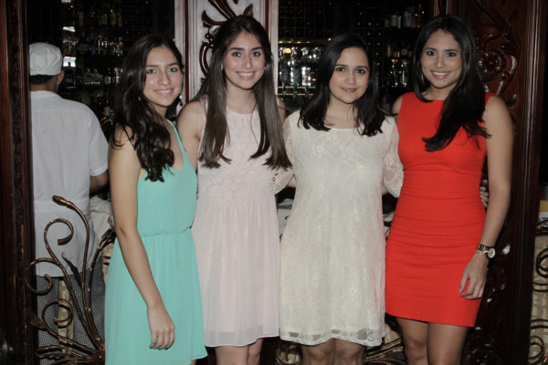 Frances Vargas es agasajada por su pronta boda