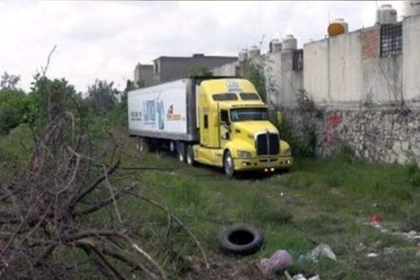 Tráiler con más de 100 cadáveres provoca invasión de moscas en Guadalajara