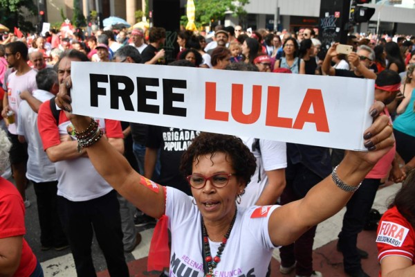 Miles protestan para libertad de Lula tras un año en prisión